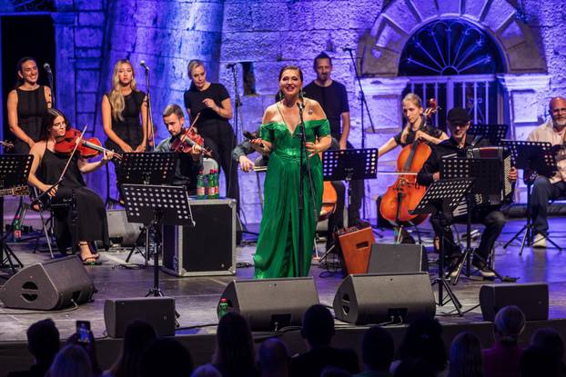 Vela Luka:  Koncert Nine Bardić i Acustic benda povodom manifestacije Trag u Beskraju