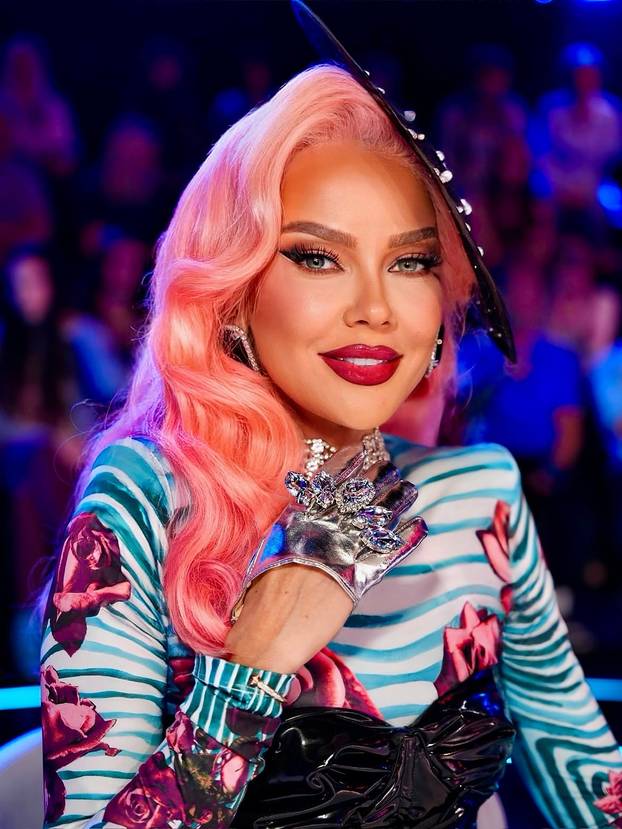 FOTO Maja Šuput u večerašnjem Supertalentu ima rozu kosu! Pogledajte eklektični outfit