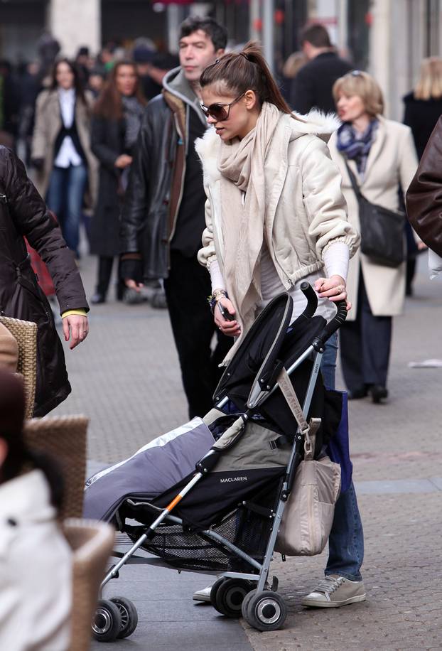 Zagreb: Malina Šelendi? u šetnji gradom sa sinom Lukom