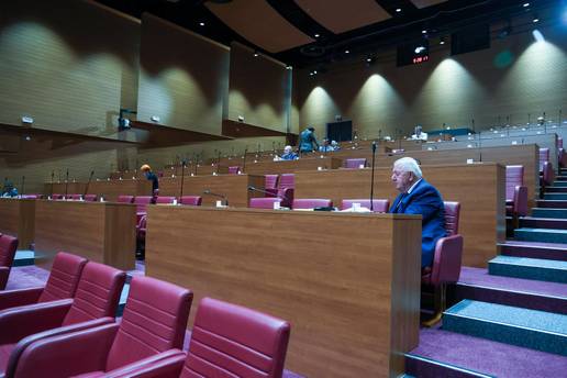 Oporba pozdravlja pobjedu nad MOL-om u arbitra&zcaron;i, ali tra&zcaron;i  da se INA vrati u hrvatske ruke
