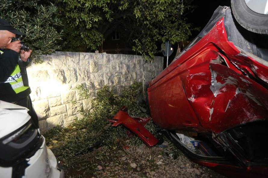 Izletio s ceste, prevrnuo se na krov i pokosio nekoliko maslina