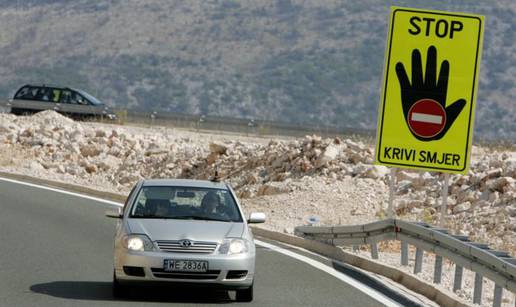 Na autocesti pokraj Splita stavili znak za krivi smjer