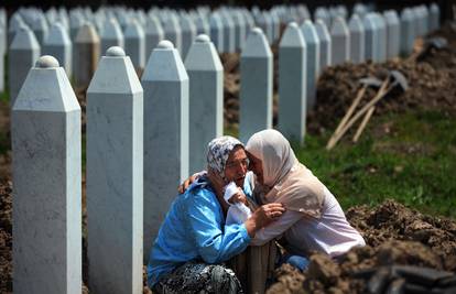 Srebrenica 2012.: Bošnjaci pokapaju žrtve, a Srbi slave