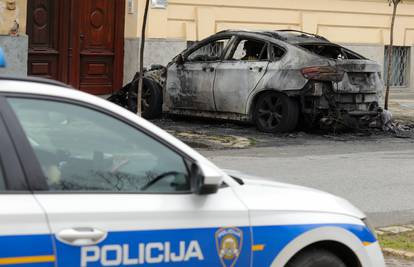 U centru Osijeka je izgorio BMW