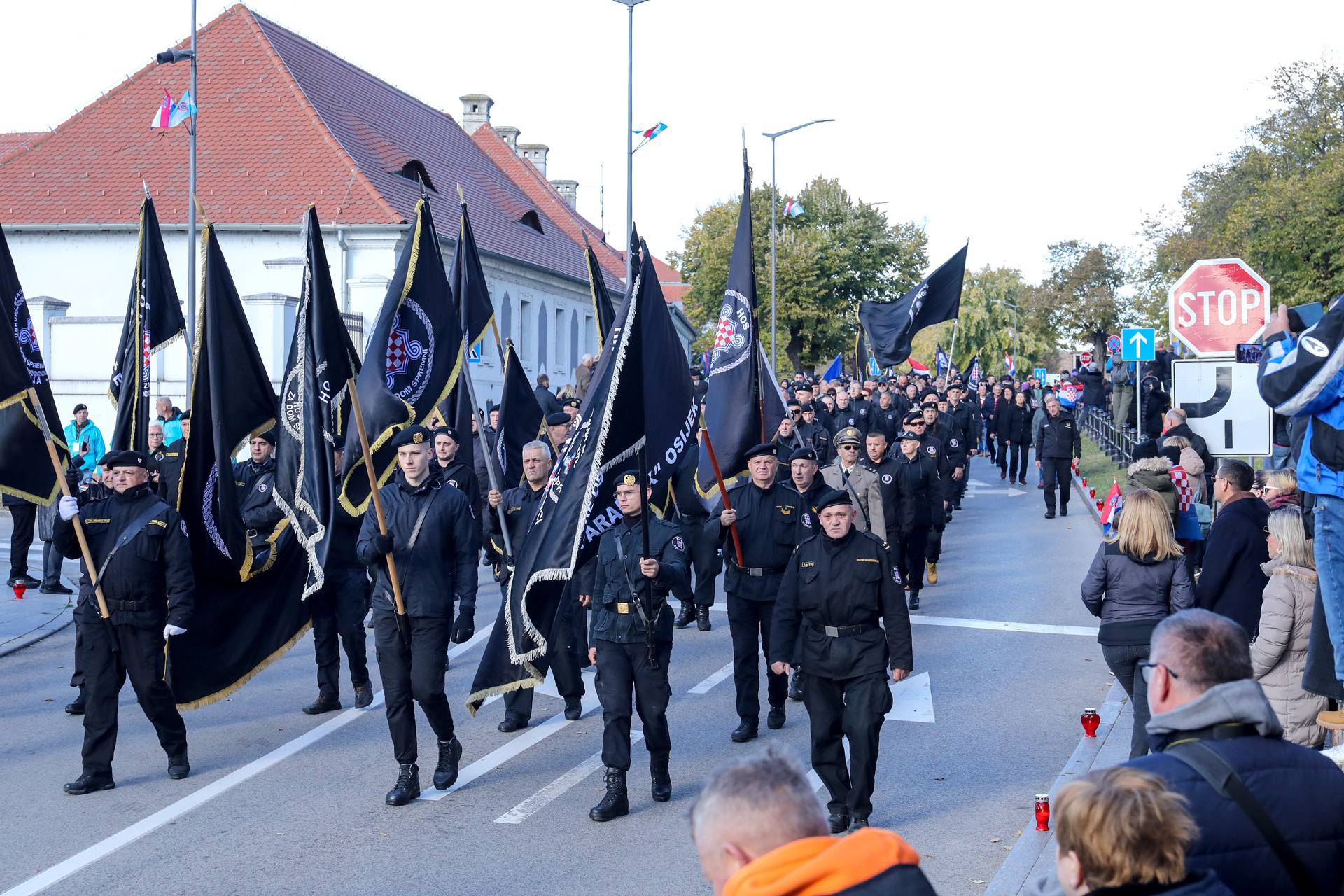 Vukovar: Pripadnici HOS-a u Koloni sjećanja skandirali 'Za dom spremni'