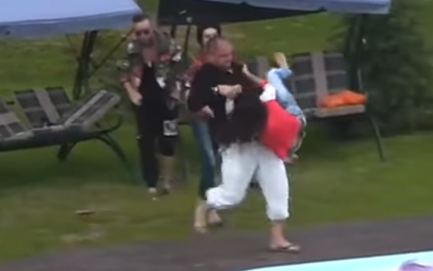 Makljaža u ruskom showu: Ona ga tukla, on ju bacao u bazen