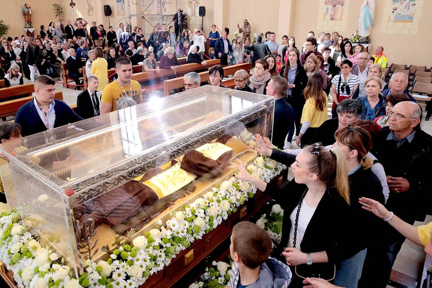 Tisuce vjernika uz tijelo svtog Lopolda