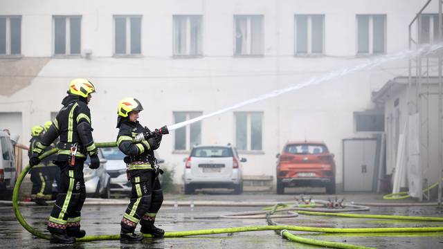 Zagreb: Gori objekt na Krugama, vatrogasci na terenu