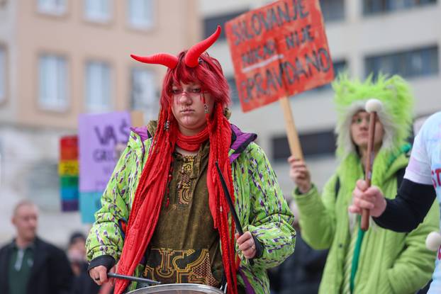 Zagreb: I danas molitelje na Trgu ometali bukom i prosvjedom