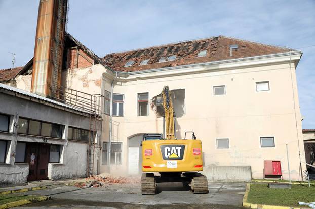 U Petrinji su danas počeli radovi na uklanjanju oštećenih objekata