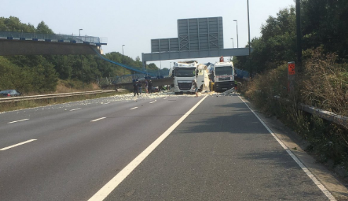 Zapeo je šleper: Pješački most srušio se na autocestu u Kentu