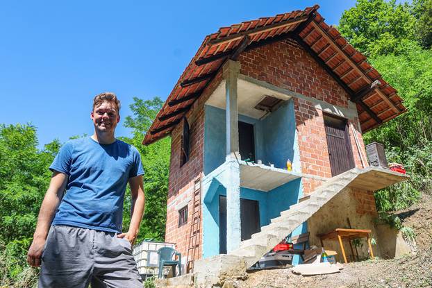 ARHIVA: Američki influenser Justus Reid mora srušiti kuću Zagorju koju je kupio za 5.000 eura i u potpunosti preuredio