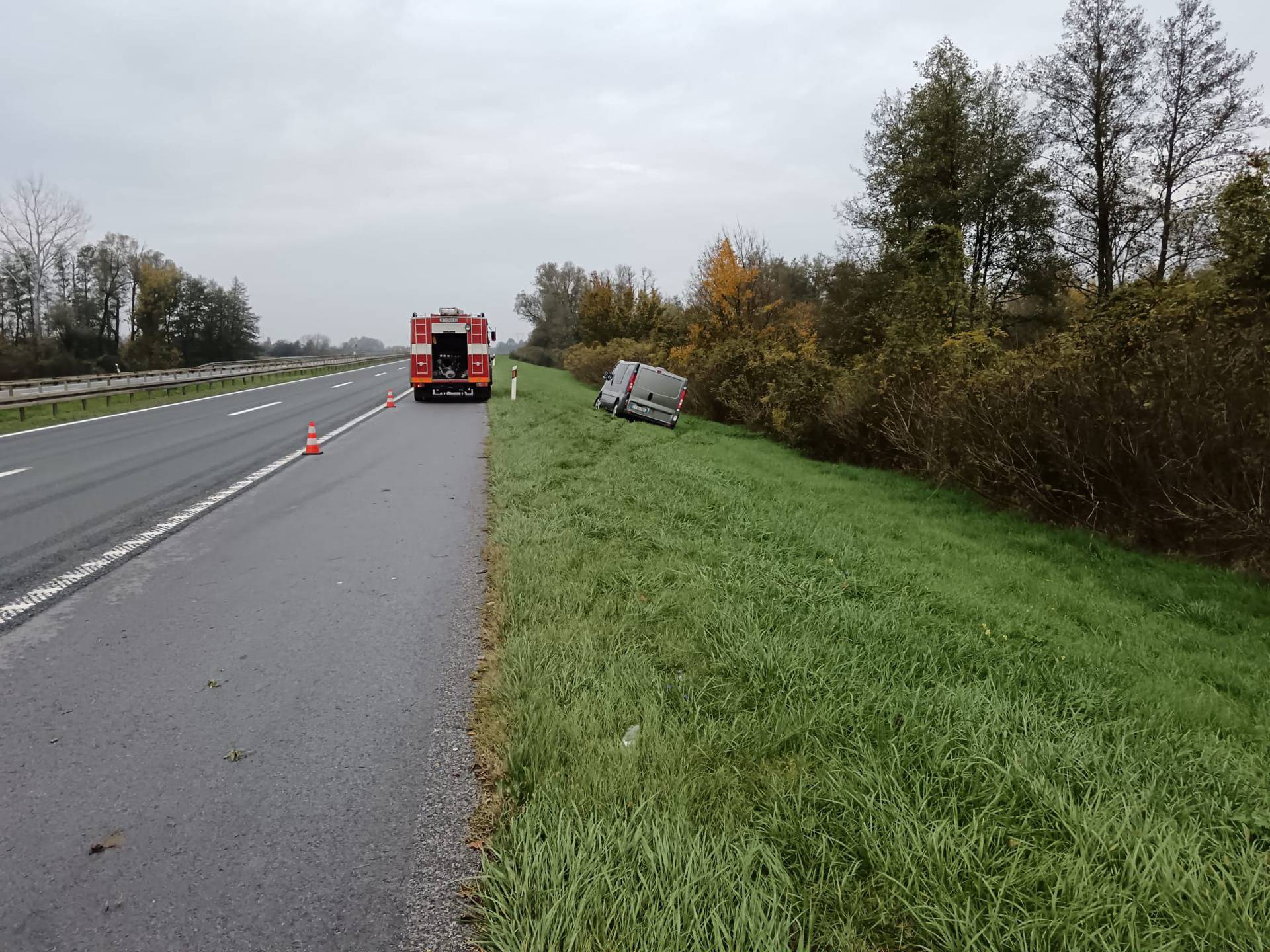 Nova nesreća na A3: Sudarili se kombi i kamion, teretnjakom probio ogradu i izletio u jarak