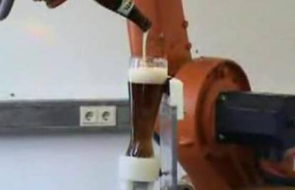 Robot ruka savršenom preciznošću toči pivo 