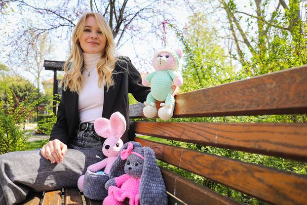 Zagreb: Ukrajinka Iryna Sierikova izrađuje pletene plišance od vune
