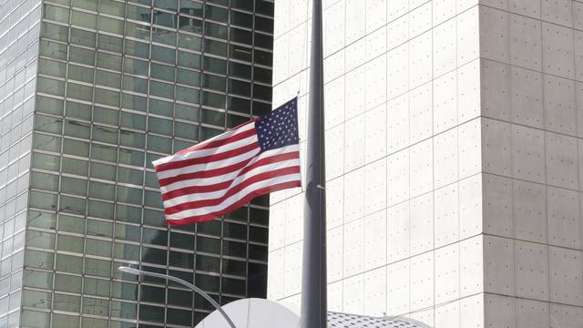 New York: Ameri?ka zastava pred UN-om na pola koplja povodom smrti Barbare Bush