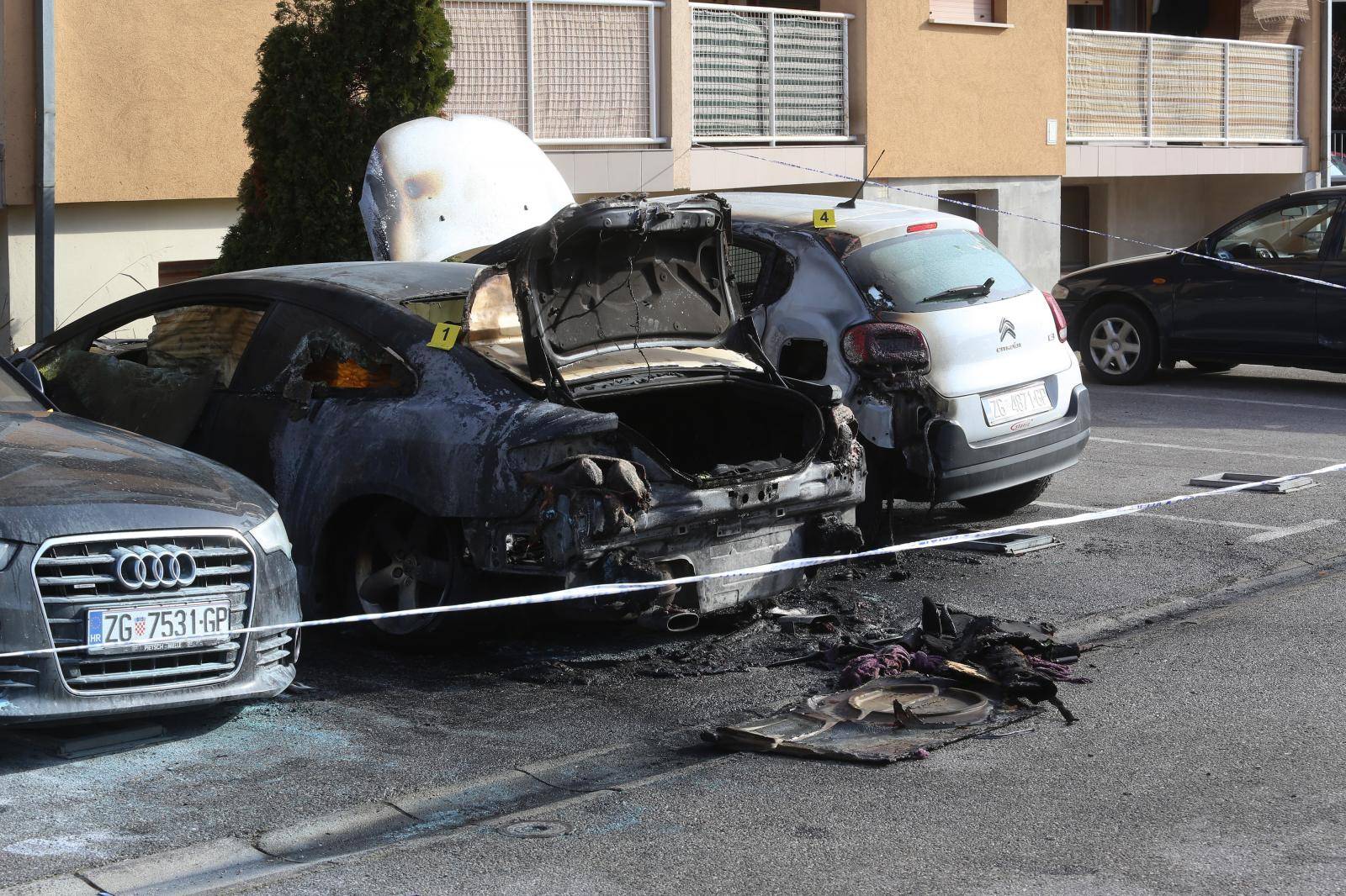 Planuo auto na parkiralištu, požar se proširio na još dva