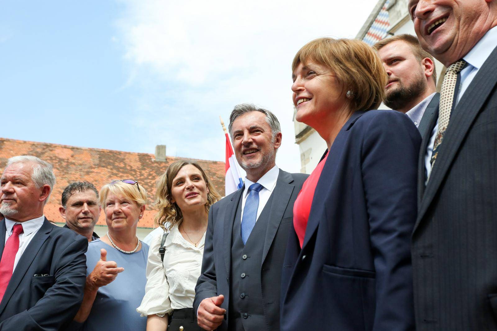 Škoro uz tamburaše donio liste u DIP: Stojim uz hrvatski narod