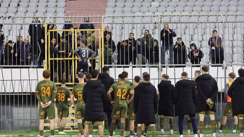 Drama na Poljudu: Kohorta postrojila Osječane, jedan igrač krenuo u okršaj s navijačima!