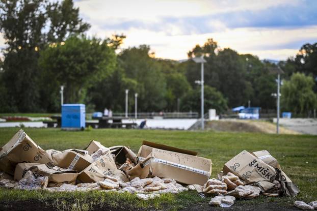 Zagreb: Uz jezero Bundek i dalje stoje hrpe otpada s koncerta i bačene hrane