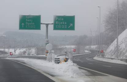 Vozači, oprez! Na autocesti A1 ima magle. Mogući su pljuskovi, a u gorju snijeg i susnježica