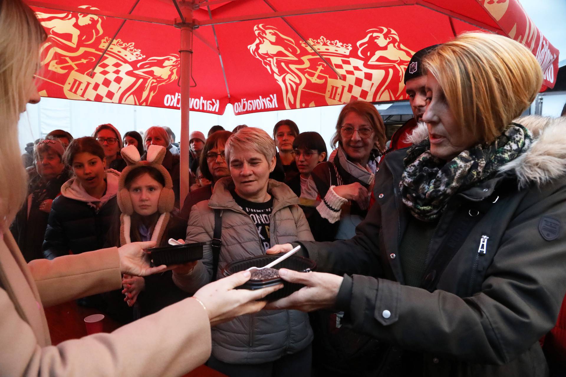 Građanima Petrinje dijelili besplatne germknedle i kuhano vino