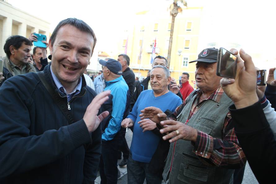 Policija izbacila HSP-ovce koji su ometali Frljićevu predstavu