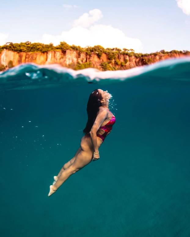 FOTO Vrućoj Brazilki Anitti tange su uniforma: Na koncertima vrti stražnjicom i zaluđuje fanove