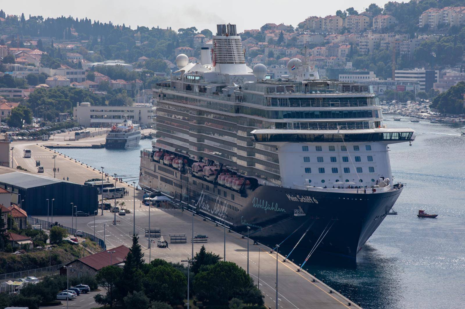 Mein Schiff 6, brod TUI Cruises na vezu u Gruškoj luci