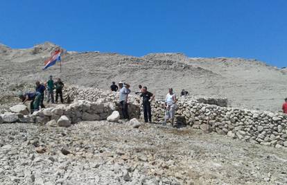 Branitelji su na Pagu sazidali kameni križ dug čak 35 metara
