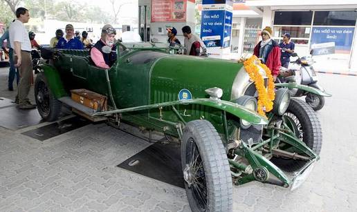 Princ Michael od Kenta na utrci vozi Bentley iz 1920. godine