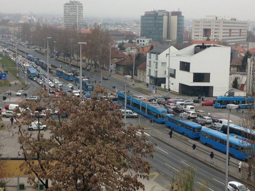Zagreb je u prometnoj blokadi: Velike gužve, sudari, prijetnje...