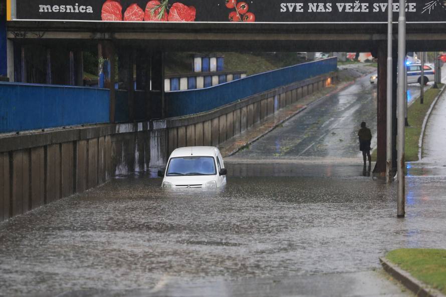 Nevrijeme rušilo stabla, nosilo krovove, kiša poplavila ulice