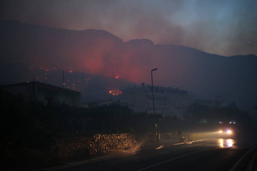Kanader pomaže u gašenju, u Makarsku stiže i 150 vojnika