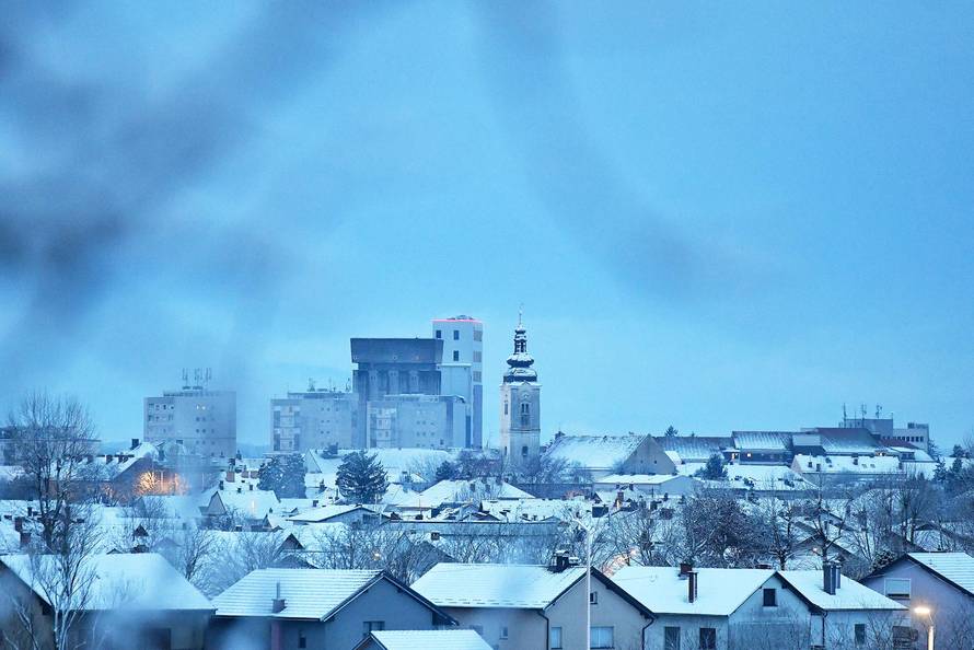 Hladno jutro u Čakovcu prekrivenom snijegom