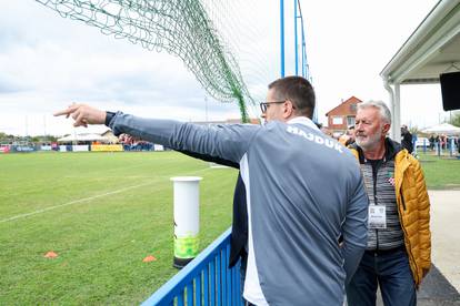 FOTO Nasmiješeni predsjednik Hajduka u Grubišnom Polju, uz njega i klupski šef osiguranja