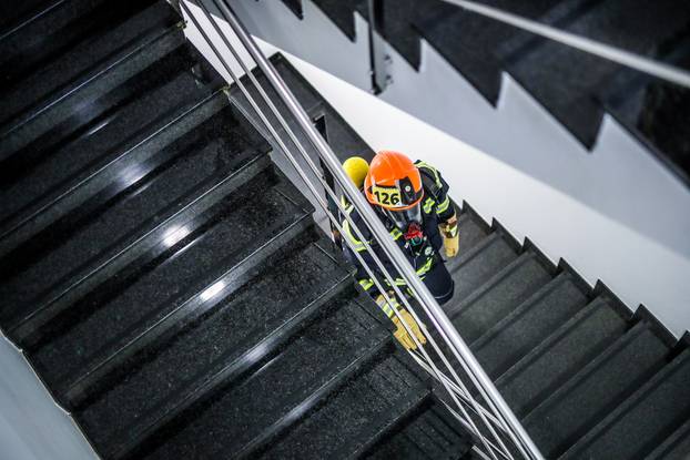 Zagreb: Vatrogasci pod punom opremom pretrčali 666 stepenica u humanitarne svrhe