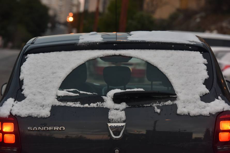 Snijeg u Šbeniku zabijelio krovove kuća i automobile