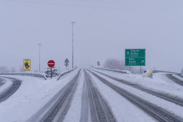 Lančani sudar busa i pet automobila kod Gospića