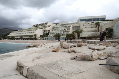 FOTO Olujno jugo u Dubrovniku trgalo ploče i uništilo plažu