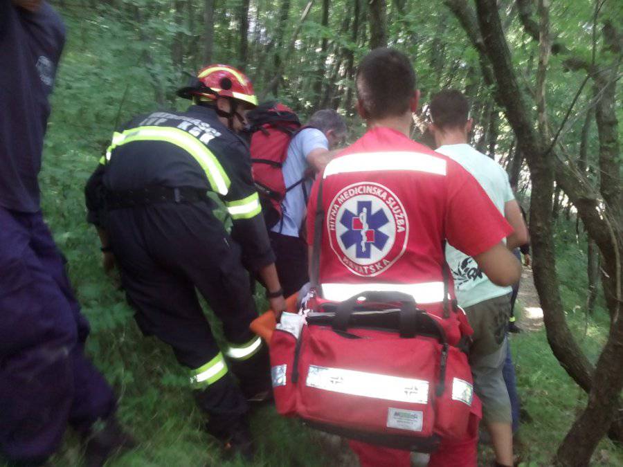 Bacila se pod njega: Uhvatila dečka koji je padao sa stijene