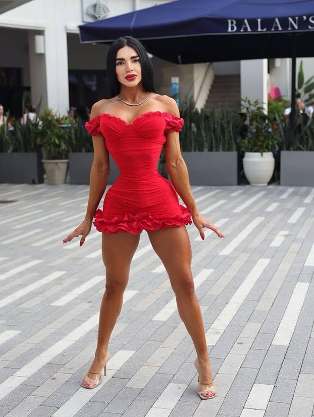 FOTO Želi imati najtanji struk na svijetu: Nosim korzet do 23 sata dnevno i želim srušiti rekord