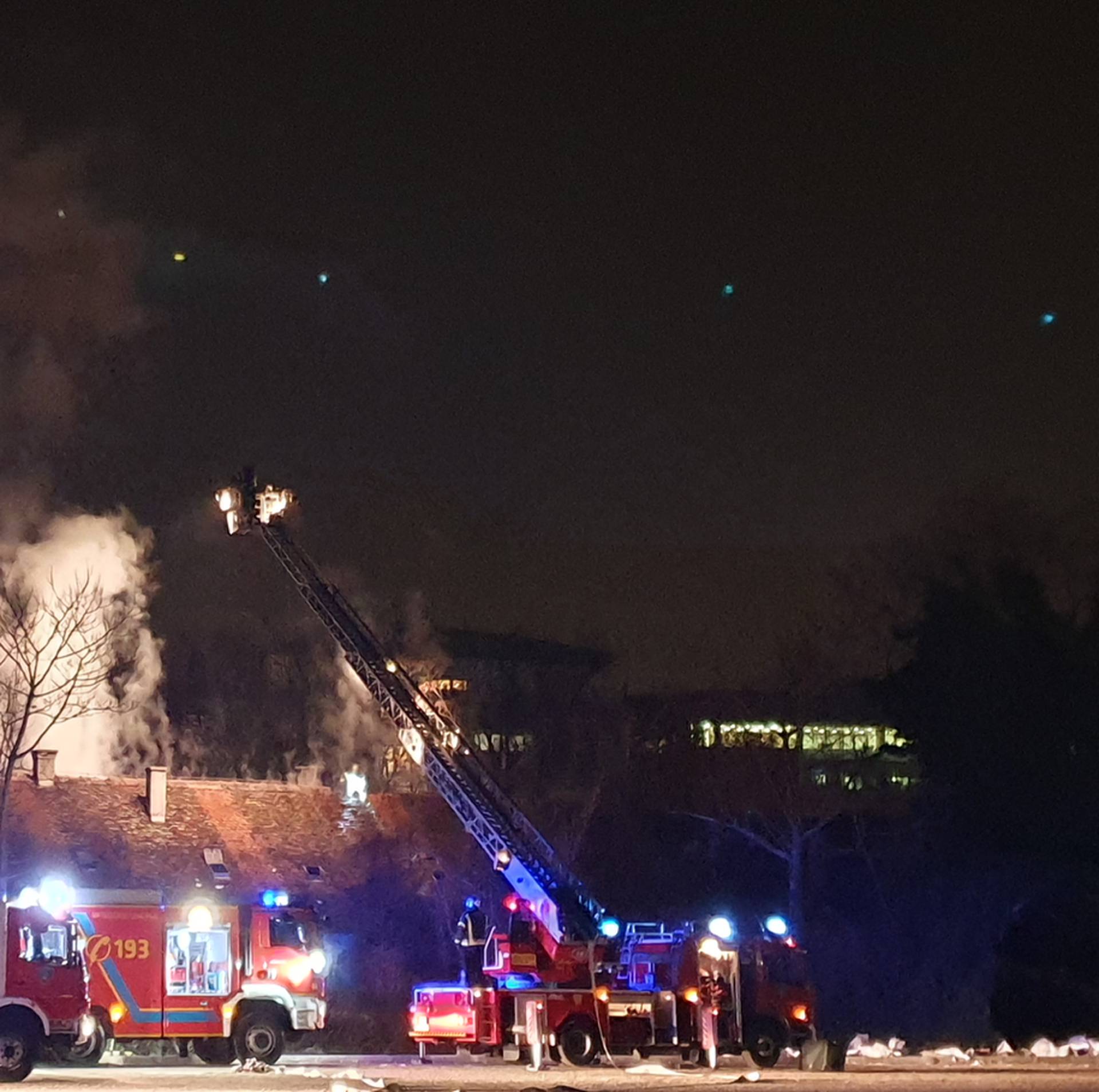 Izbio požar u napuštenoj zgradi pored zagrebačkog FER-a