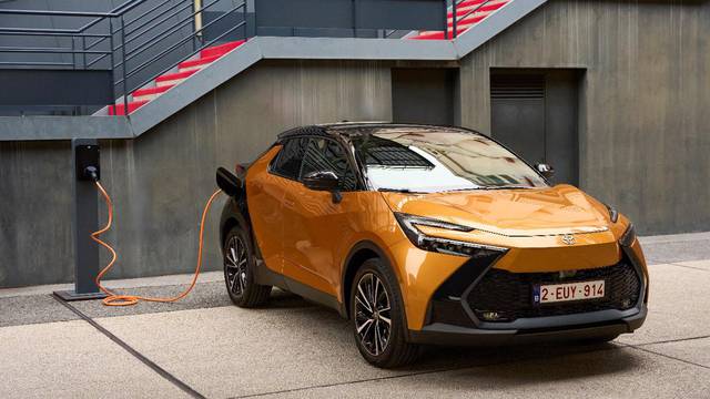 Toyota C-HR Plug-in Hybrid 220:  konceptni cestovni automobil, s dvojnim DNA kodom