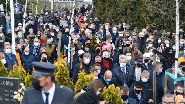 Stotine ljudi u Sarajevu na pogrebu generala Divjaka