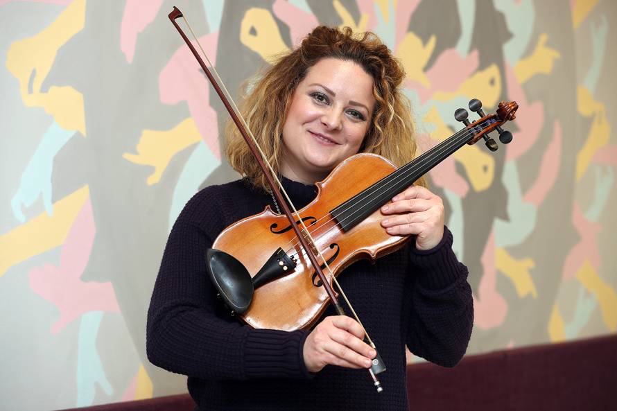 Gluhe uči svirati violinu: Njima je promijenila život zauvijek...