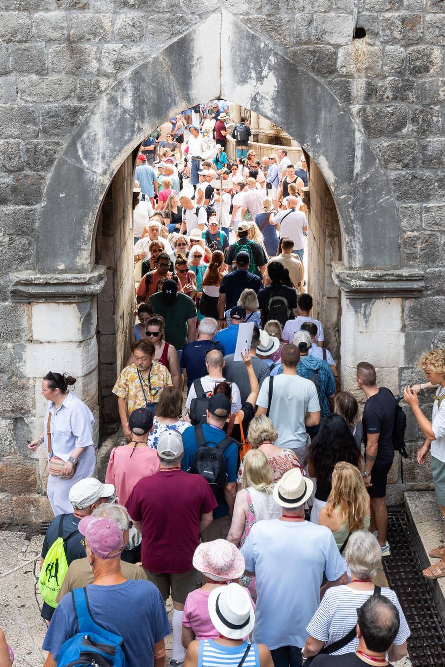Dubrovnik: Stara gradska jezgra puna je turista 