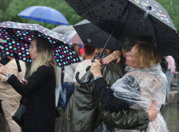 FOTO Suze i zagrljaji u Požegi: 900 novih ročnika položilo prisegu, među njima i 53 žene