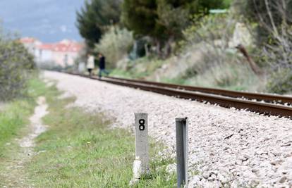 Tragedija u Kaštelima: 'Kažu da je dečko hodao po pruzi i da je imao slušalice. Vlak je trubio...'