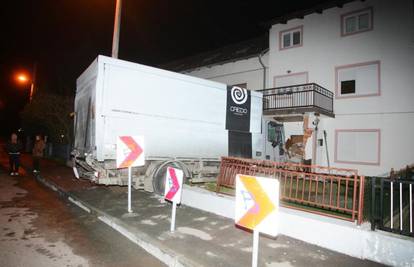 Zagreb: Pijan se kamionom usred noći zabio u zid kuće